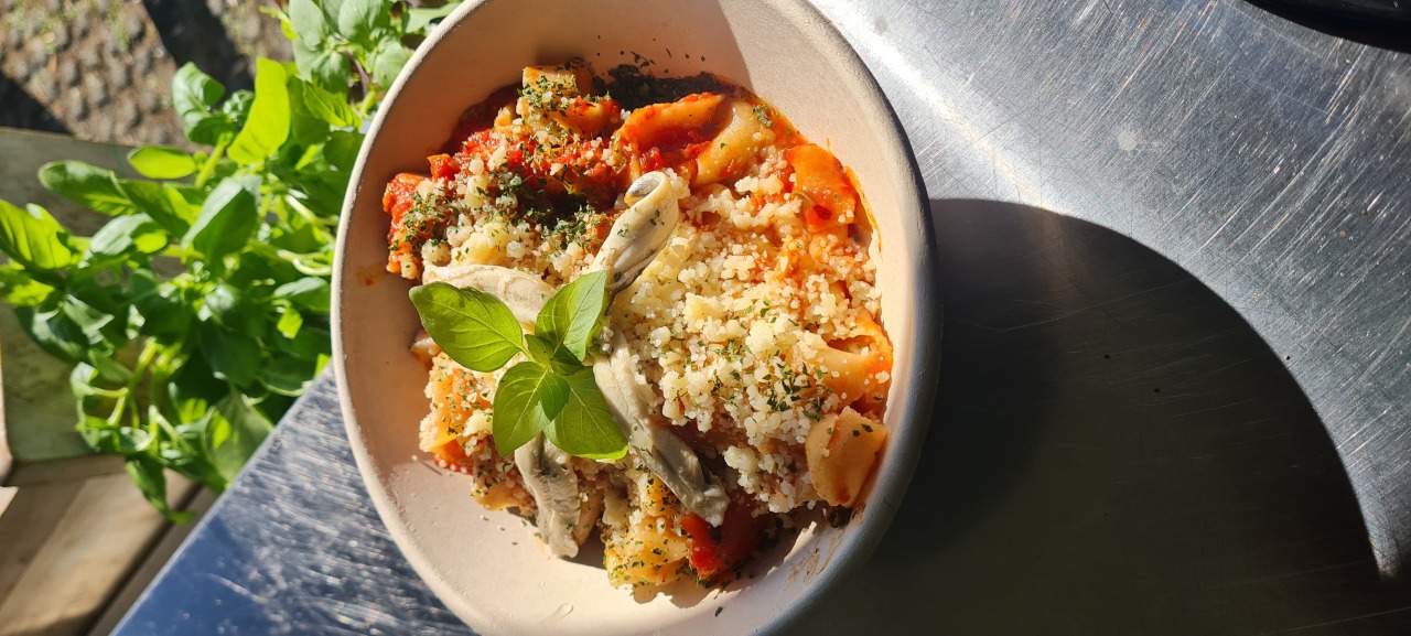 Fresh pasta with tomato sugo, mushrooms and basil