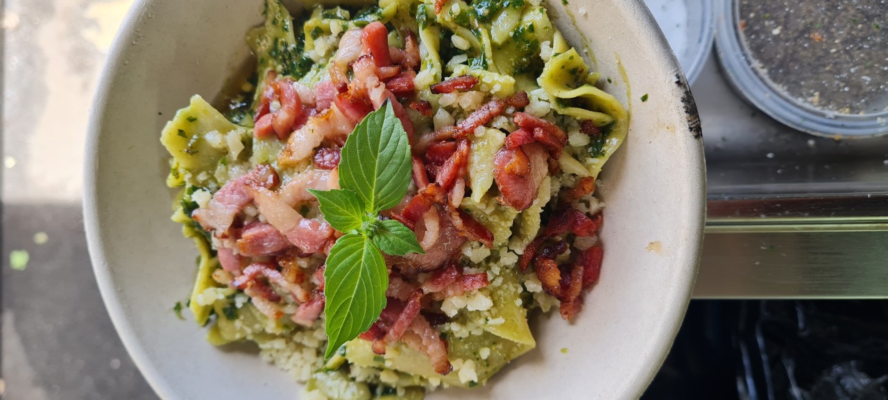 Fresh pasta with pesto and crispy bacon